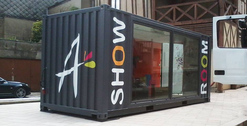 Contenedor marítimo convertido en oficina de venta efímera